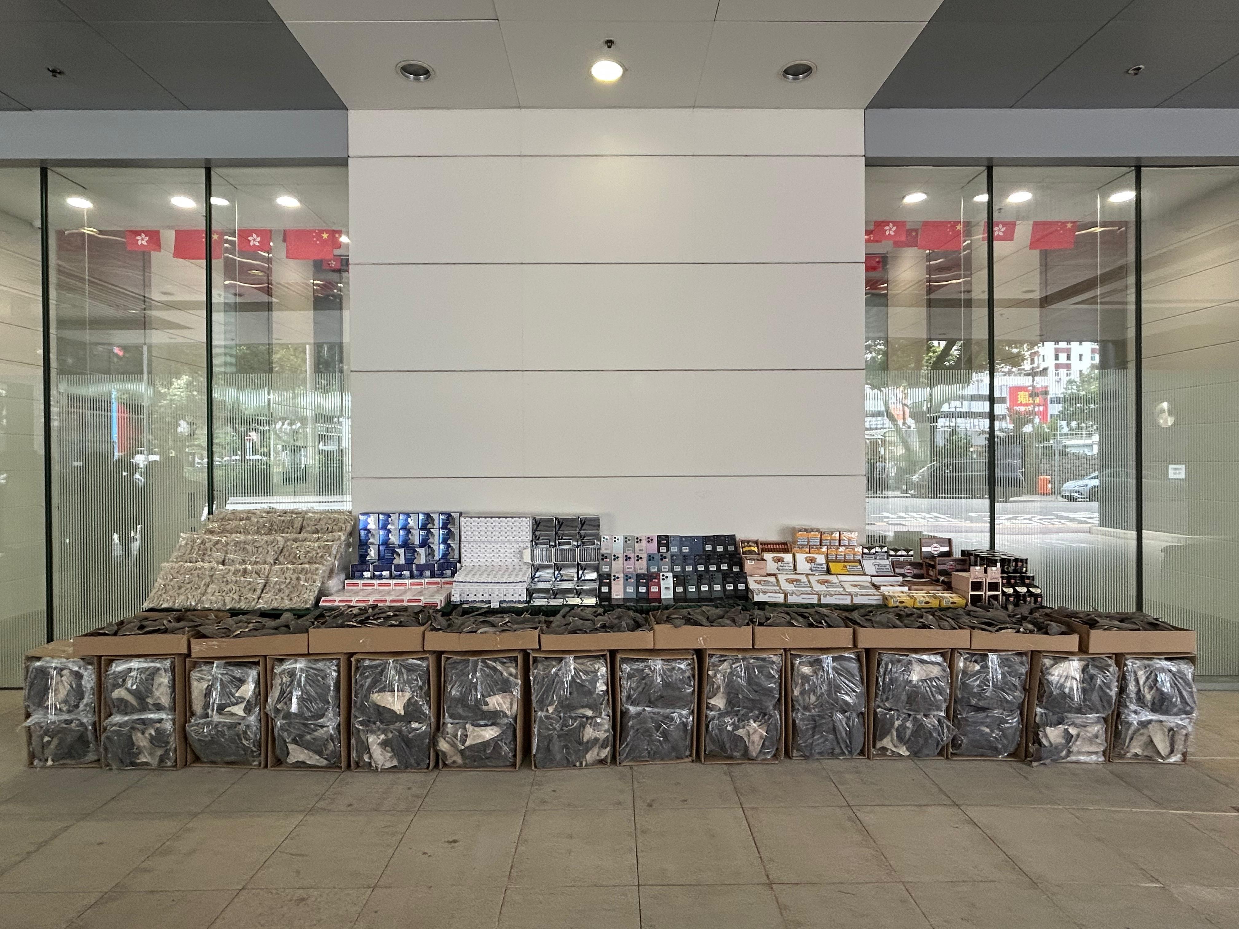 海關破內河船走私案，檢約3400萬元乾魚翅等貨。(政府新聞處)