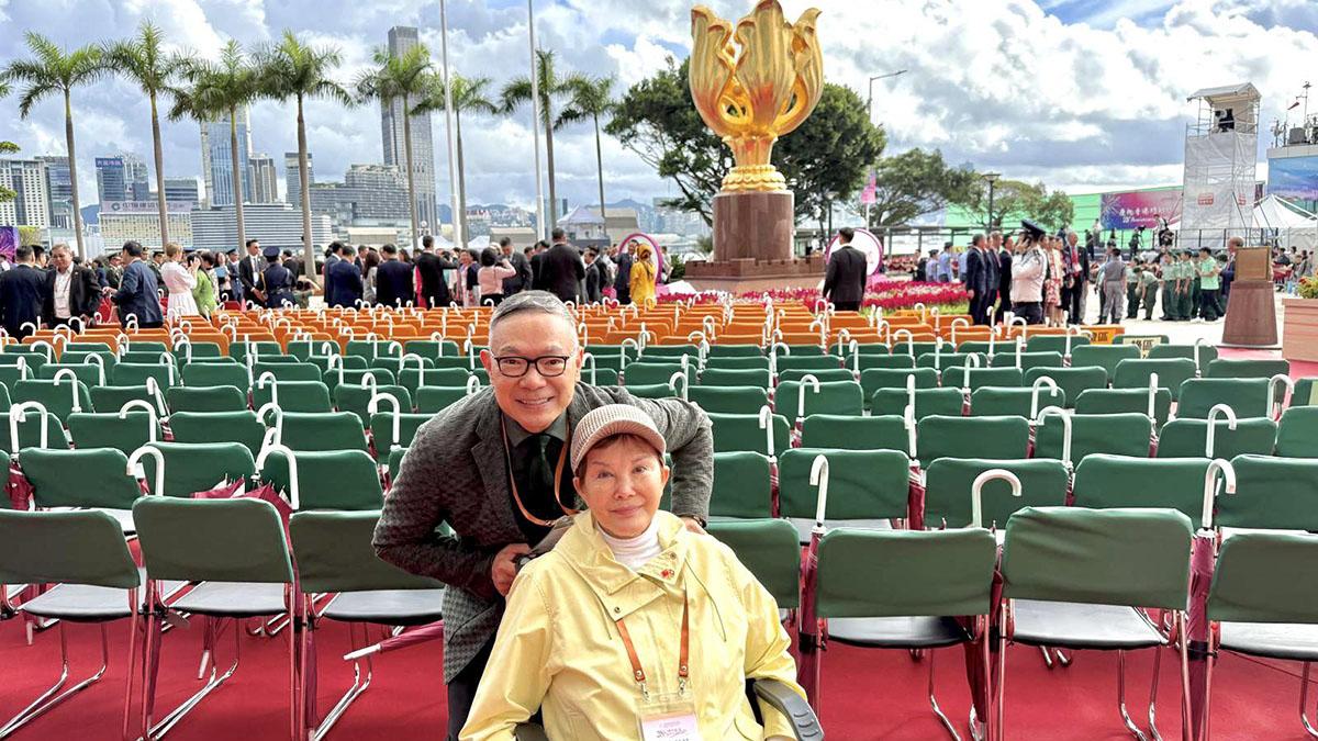 謝偉俊(左)與白韻琹(右)出席回歸28周年升旗儀式。(謝偉俊FB)