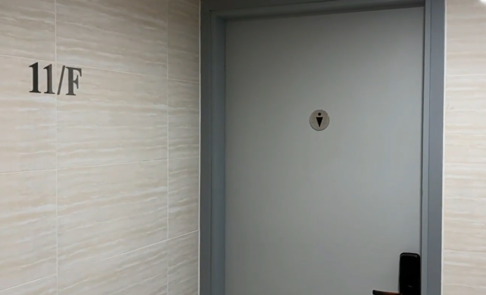 18歲男學生涉在今年7月，3度在尖沙咀中港城的男廁廁格上寫下煽動性字句，被控作出煽動意圖作為及3項摧毀或損壞財產罪。(有線新聞畫面)