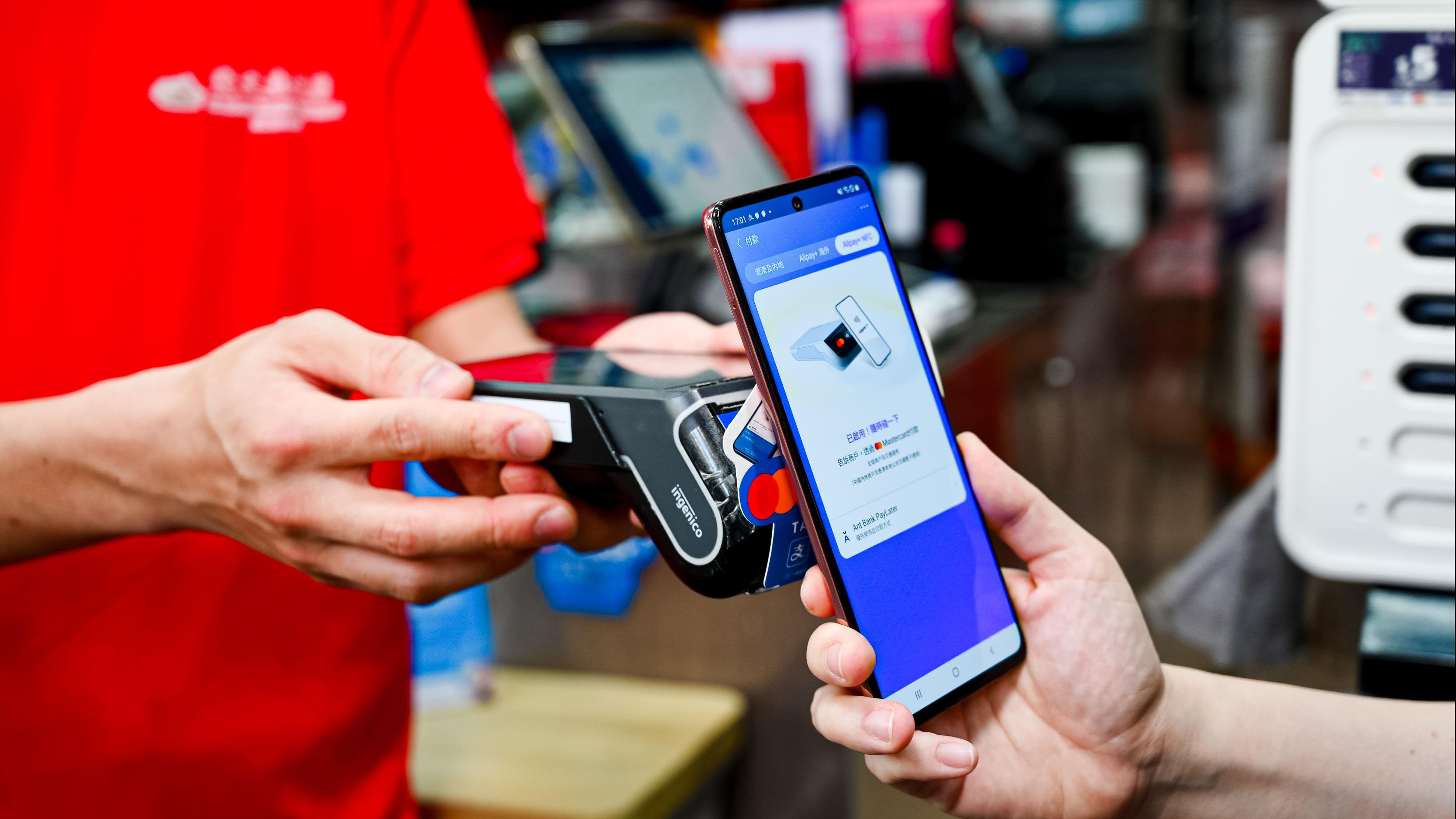手機輕拍俾錢 AlipayHK夥Mastercard開通NFC支付功能