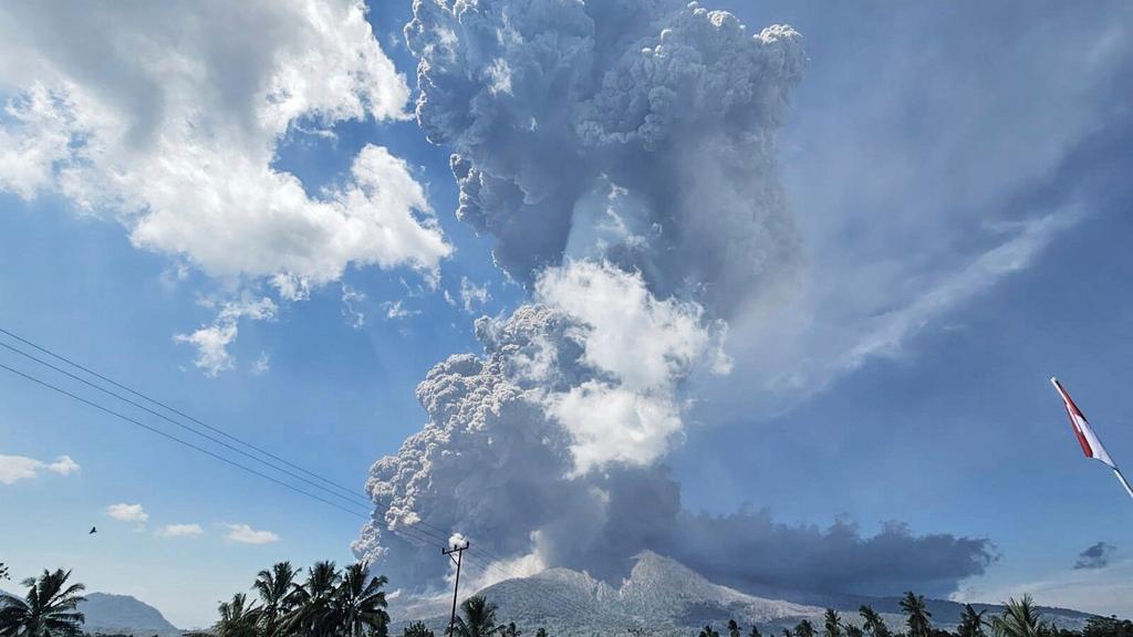 印尼勒沃托比拉基拉基峰火山口周一再爆發。(美聯社)