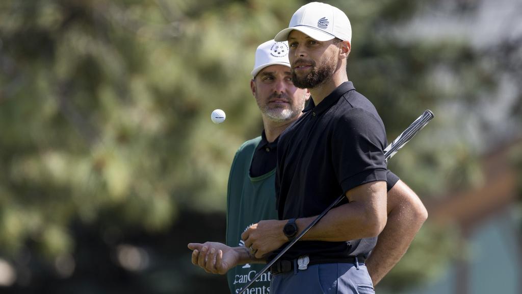 NBA｜史堤芬居里（Stephen Curry）「二刀流」出戰高爾夫賽得第5 勇士畢拿撐場。（美聯社）