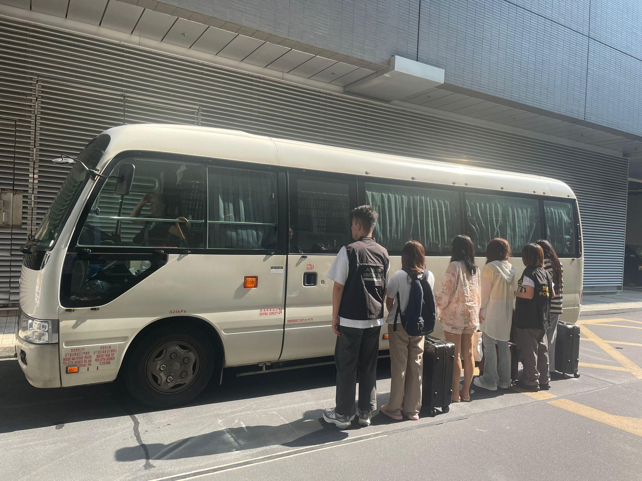 警灣仔掃黃，拘2泰國女8內地女。(警方圖片)