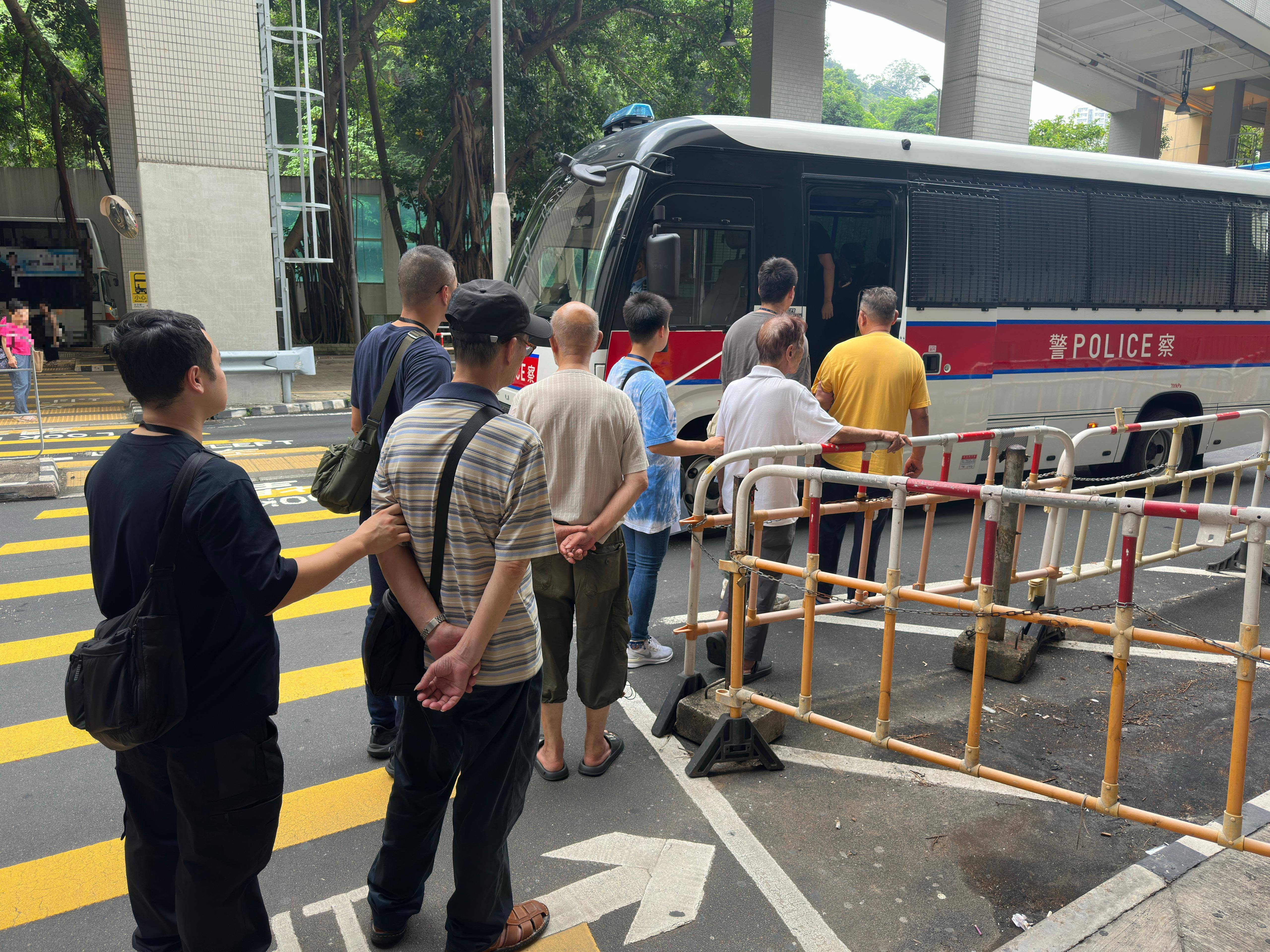 警梨木樹邨搗「老人賭檔」拘4老翁，最老82歲。(警方圖片)