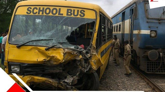 印度鐵路意外｜校車疑硬闖平交道　遭火車撞擊拖行釀2死。（網上圖片）