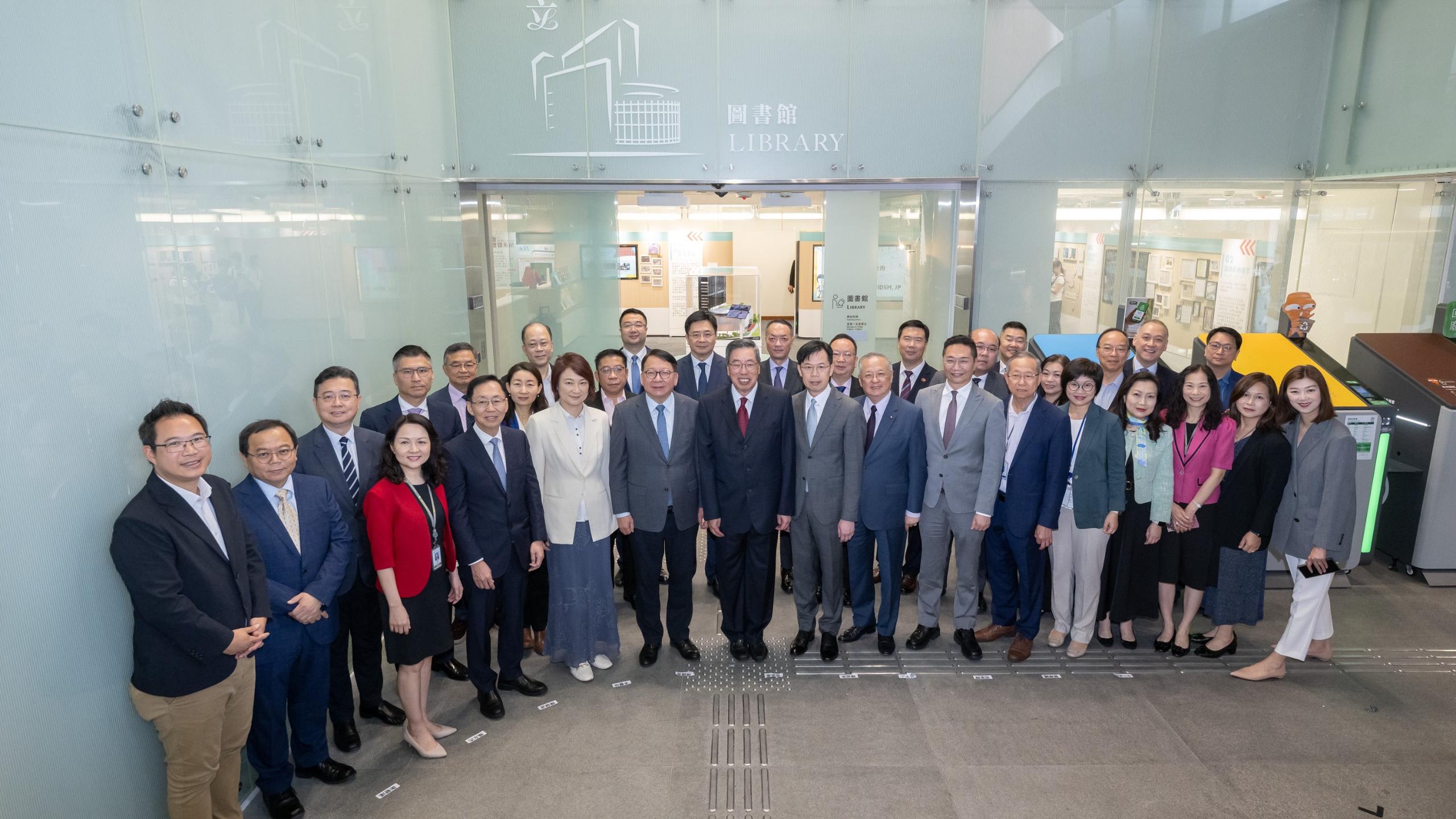 立法會圖書館增設服務，包括「模擬宣誓」虛擬實境遊戲指充滿「立法會味道」