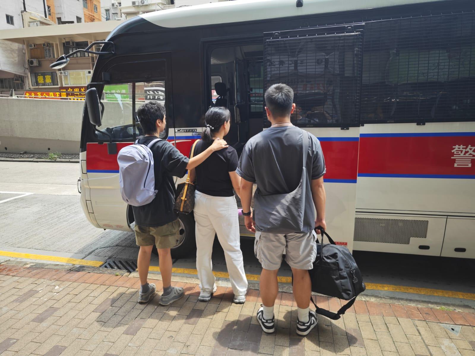 警長沙灣搗無牌按摩院檢按摩油及床單，46歲女負責人被捕。(警方圖片)