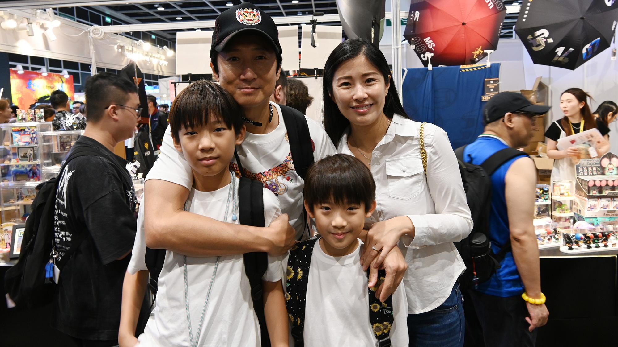 洪天明一家四口行動漫節 周家蔚買到心頭好超開心