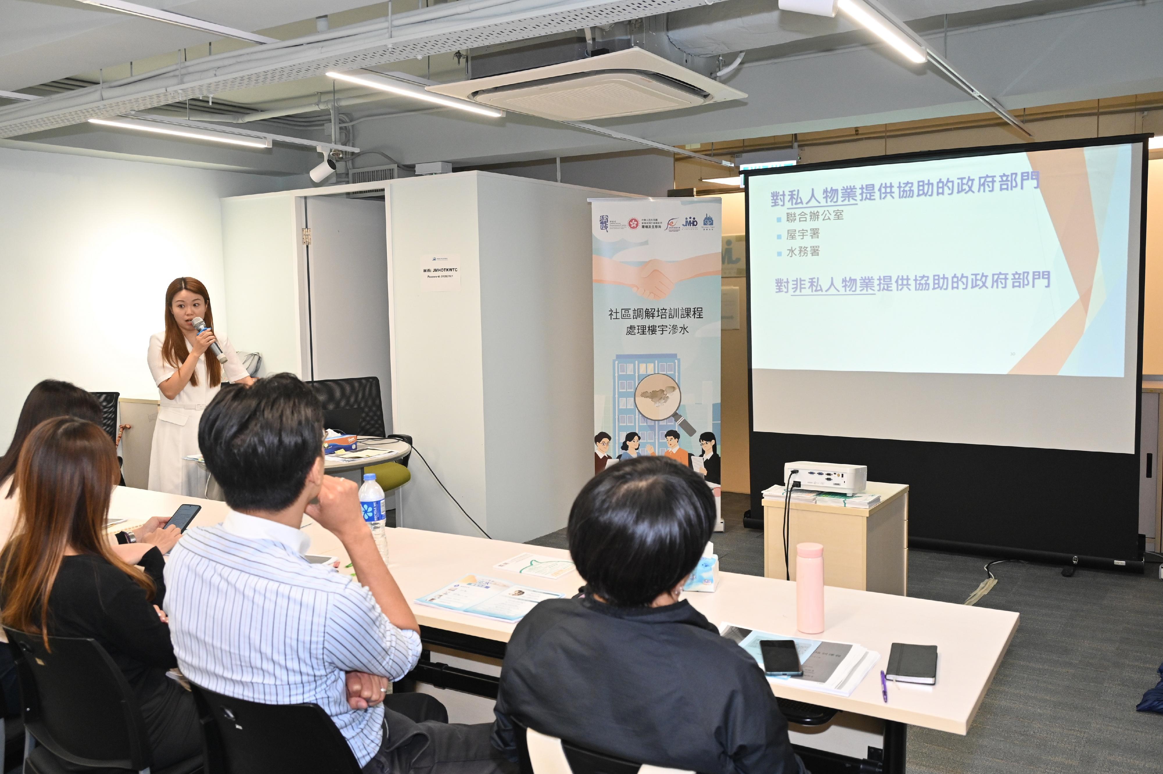 食環署代表向參加者講解樓宇滲水相關資訊。(政府新聞處)