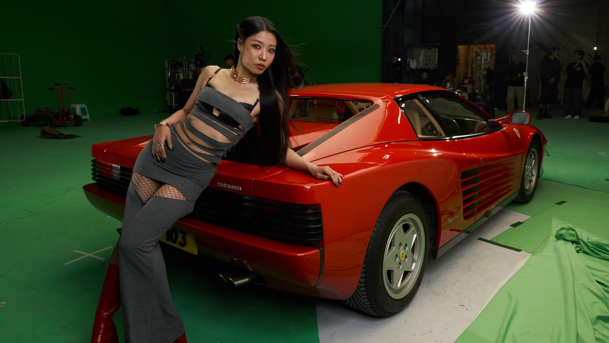 芯駖新歌MV跑車配最性感造型  大爆媽咪成流量擔當