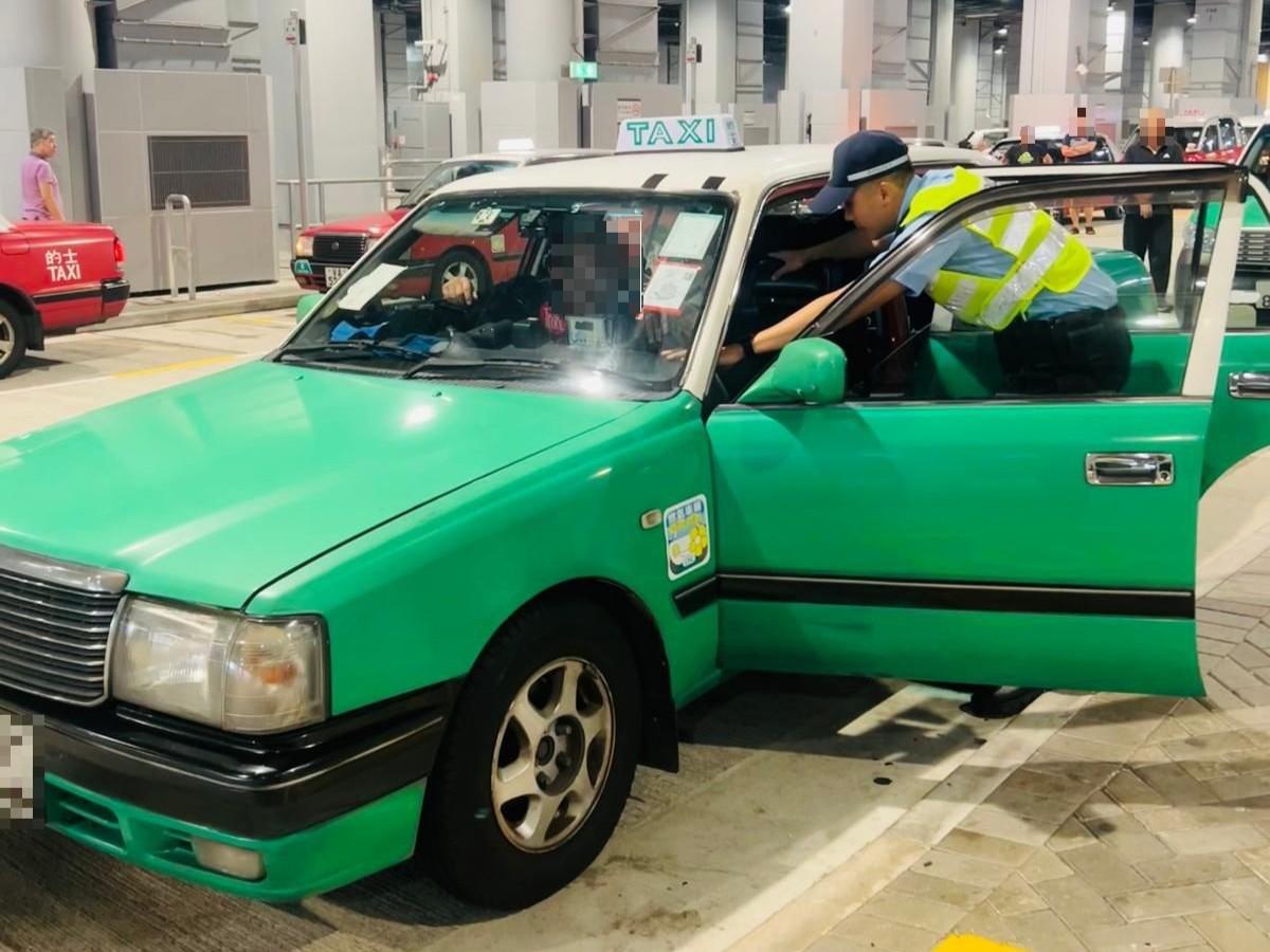 警放蛇打擊的士違法，兩司機涉拒載及無展示的士證遭票控。(警方圖片)