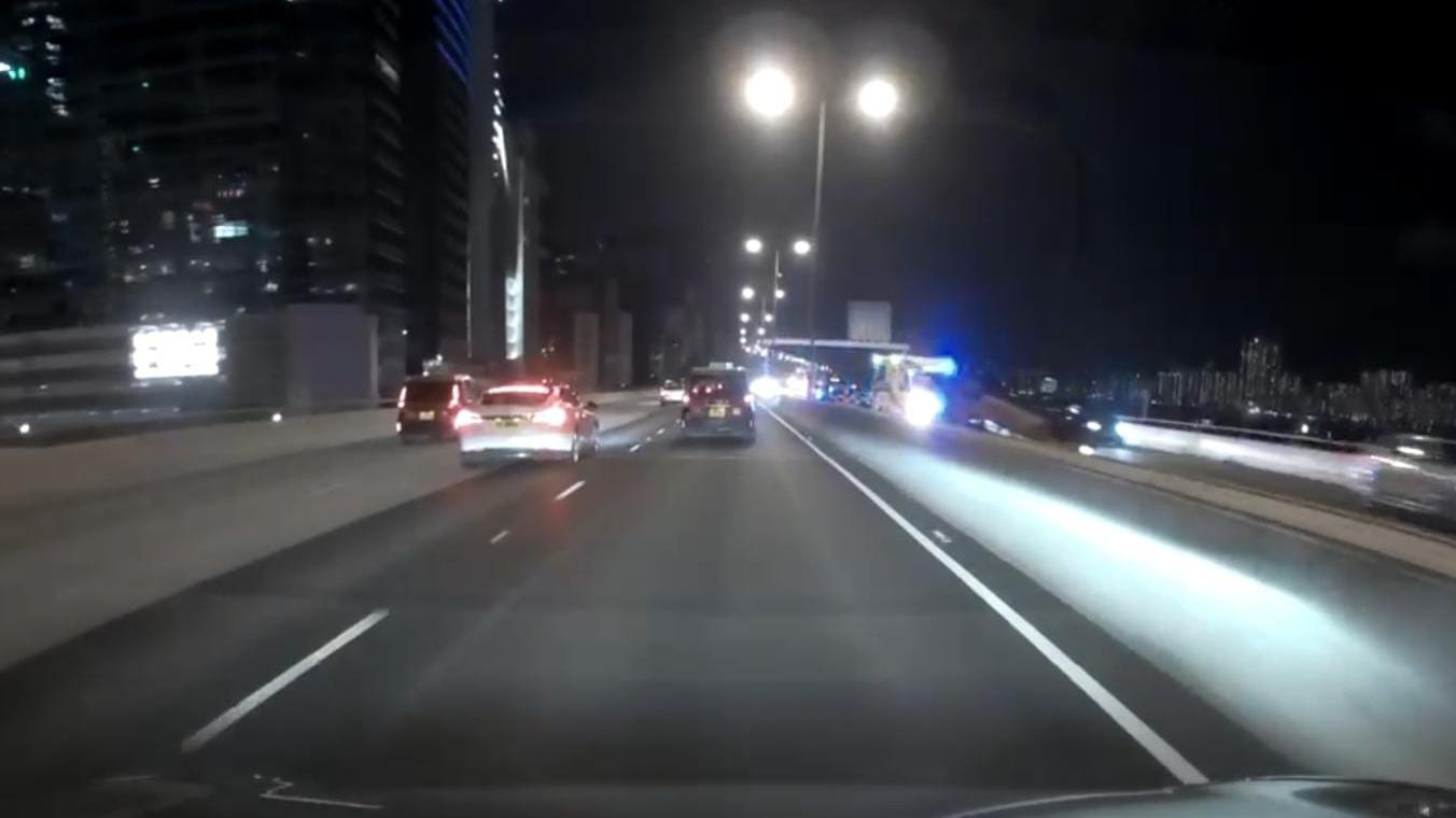 觀塘繞道的士自炒「反肚」 司機輕傷 (讀者提供)