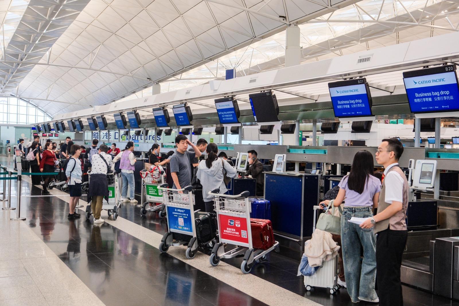 機管局指機場運作很好，有信心今日可處理好滯留旅客。(中通社)