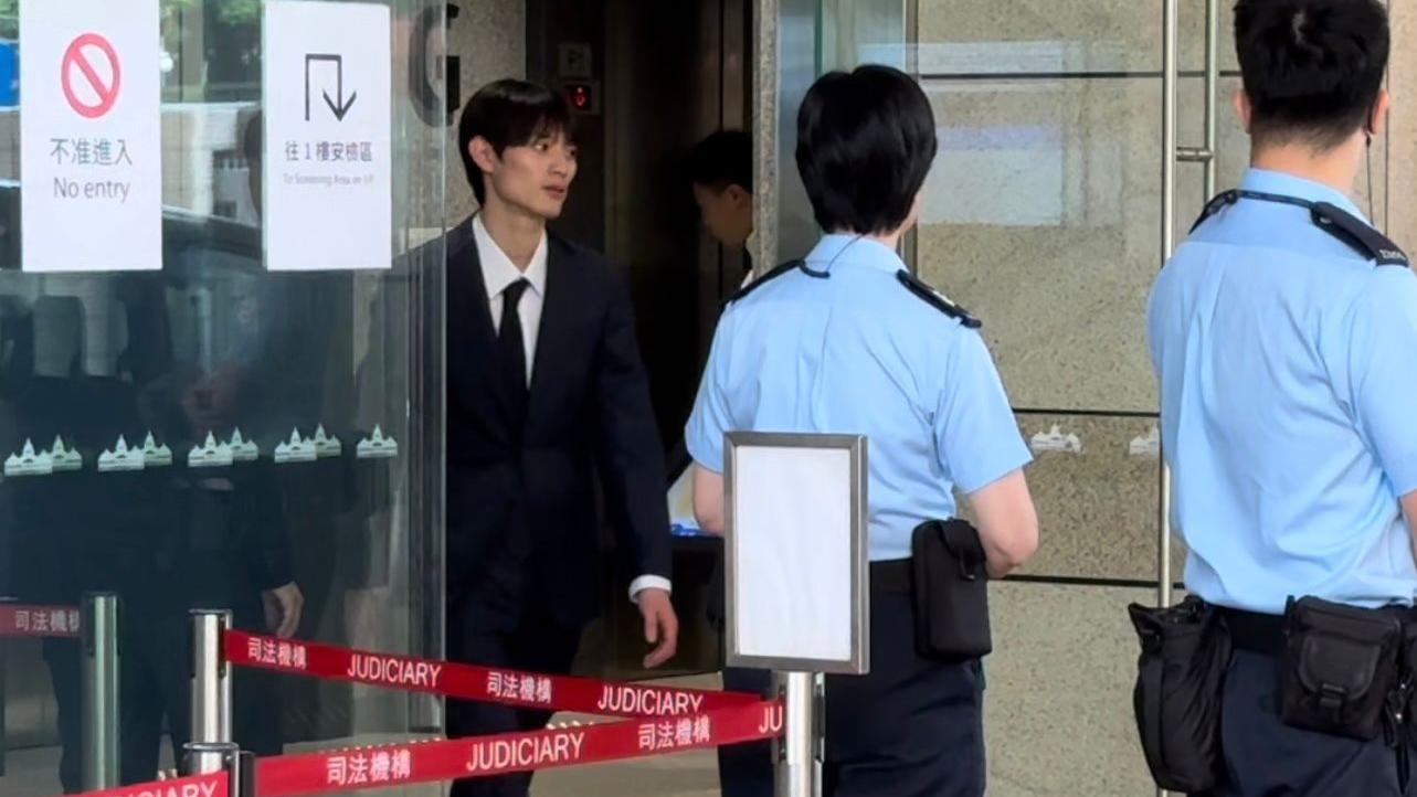 上村謙信與母親離開法院 有人證見到女事主被摸