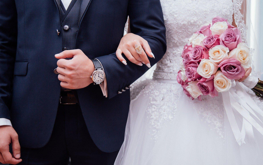 上海一對新人的婚禮現場大屏幕播放一張不雅相片持續20多秒，新人以人格權被侵害為由起訴婚慶公司和司儀公司，上海法院判決婚慶公司、司儀公司應各自以書面形式向新人賠禮道歉、共同支付精神損害撫慰金1.2萬人民幣。(資料圖片/圖非涉事新人)