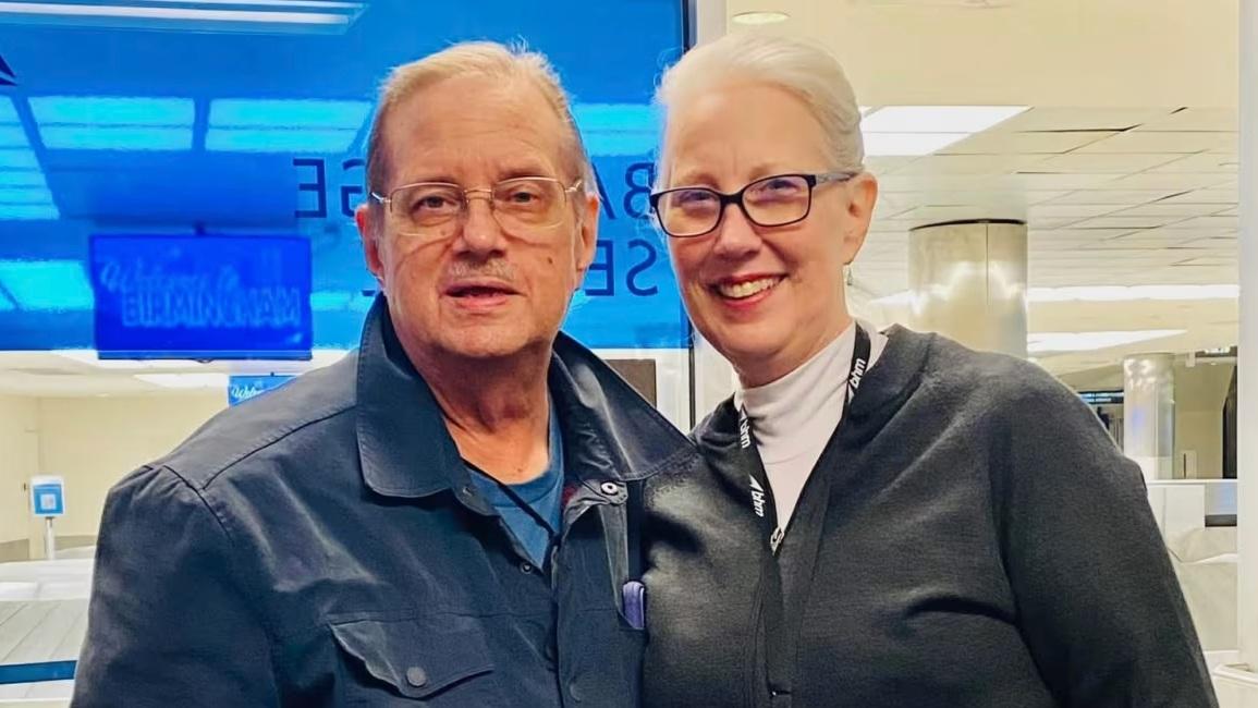 甘布爾(左)因糖尿病急需換腎，在達美航空任職的櫃枱客服員希基得知後，主動配對捐腎，救回他性命。(互聯網)