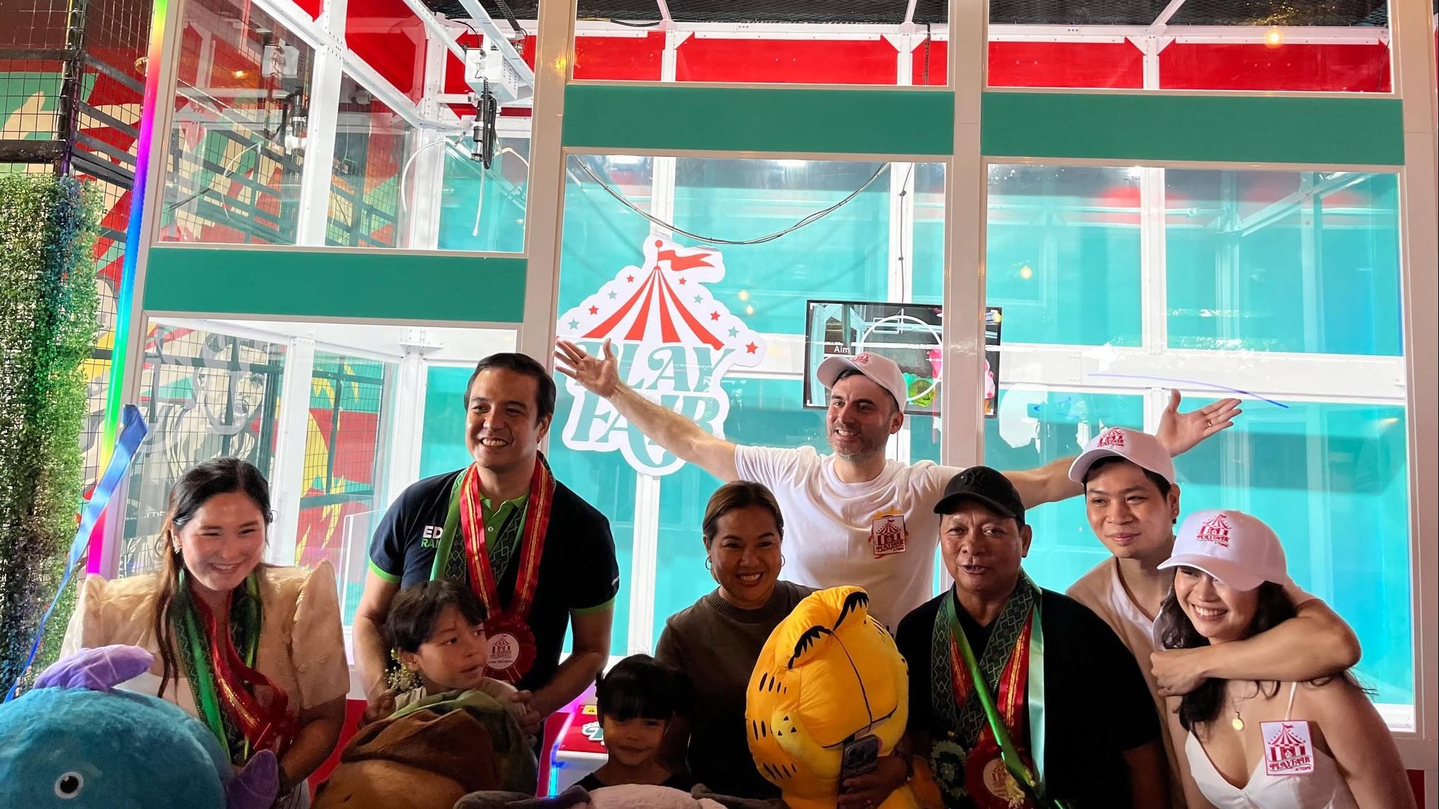 菲律賓宿霧的「爪王」(Claw King)夾公仔機，多人站在前面，顯出其體積龐大。(互聯網)