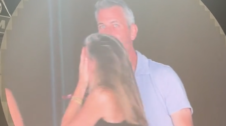 Coldplay演唱會驚現78億CEO「偷食」，公司宣布男方正停職調查