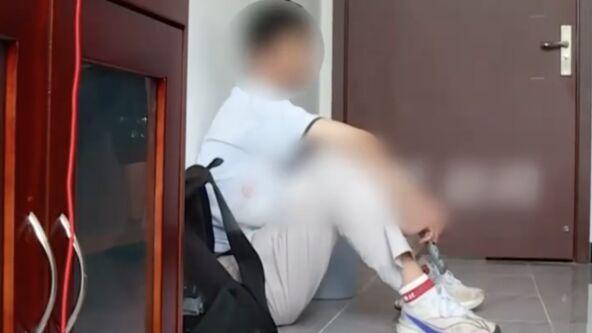 小凱沉迷手機致大學考試失常慘被趕出家門。（河南青年時報）