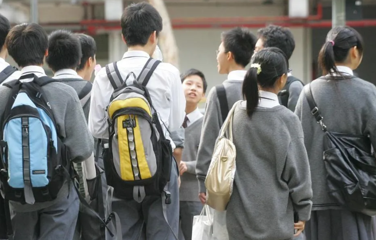 教育局早前修改中學開班政策及小學的「救校方案」，學界擔心未來數年有更多中小學墮入「殺校」危機。  (資料圖片)