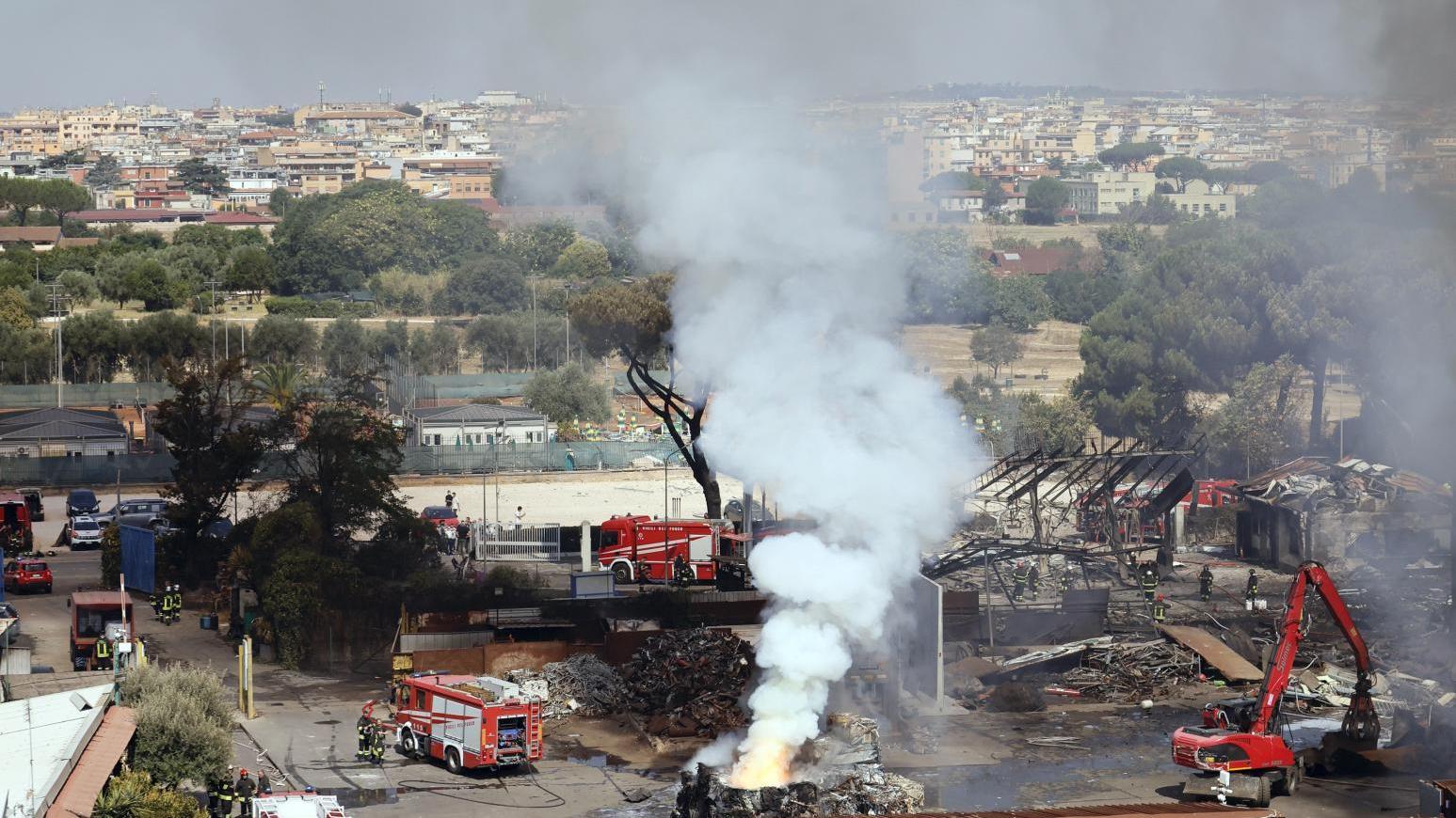 7月4日，羅馬一家加油站發生大爆炸，加油站幾乎被完全燒毀。（圖／美聯社）