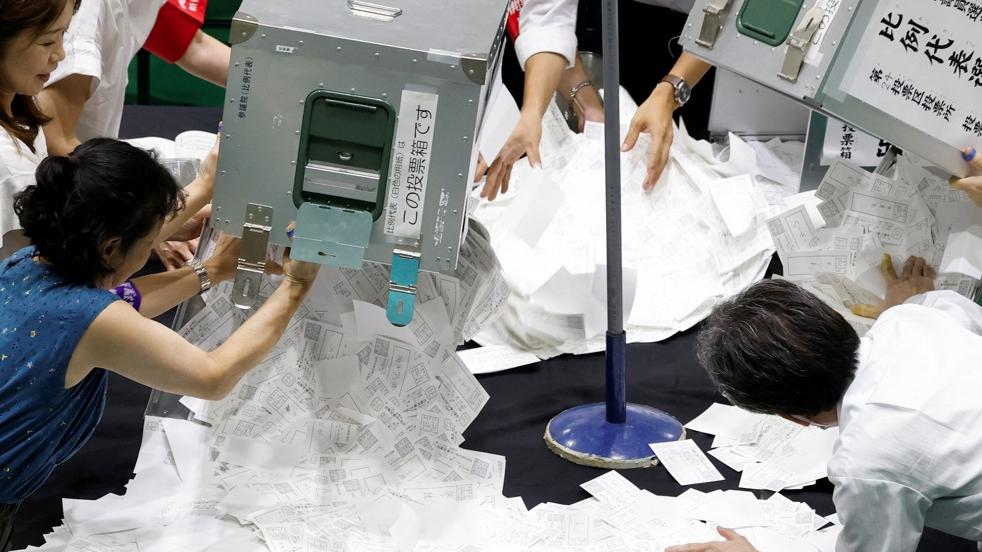 日本參議院選舉周日投票結束後，東京點票中心隨即開箱點票。(資料圖片)