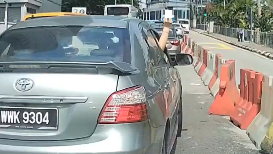 車cam｜司機切線不打燈 被響鞍後仲舉中指 下場慘了【有片】