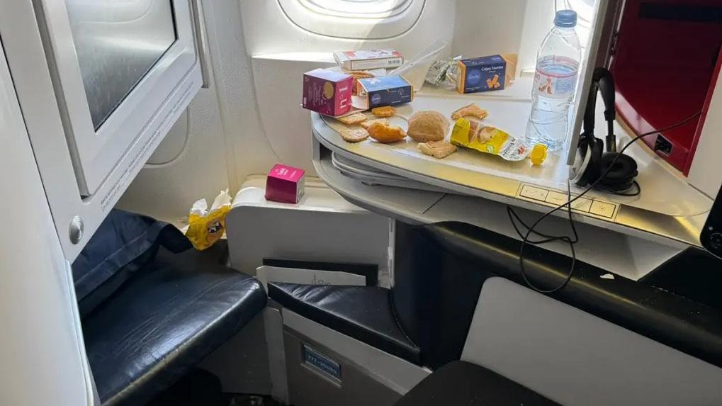 法航機長把商務客位「災難」照片分享至社交平台「X」專門揭露乘客惡劣行為的帳號@PassengerShaming(無恥乘客)。(互聯網)