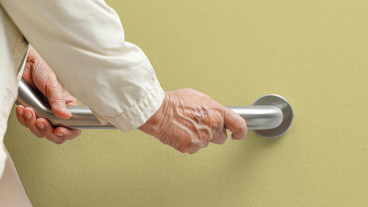 Samantha Shann職業治療師指出，從大約50歲開始，肌肉量和神經功能會逐漸下降，握力會隨之減弱，建議人們可透過日常活動來評估自己的握力狀況。