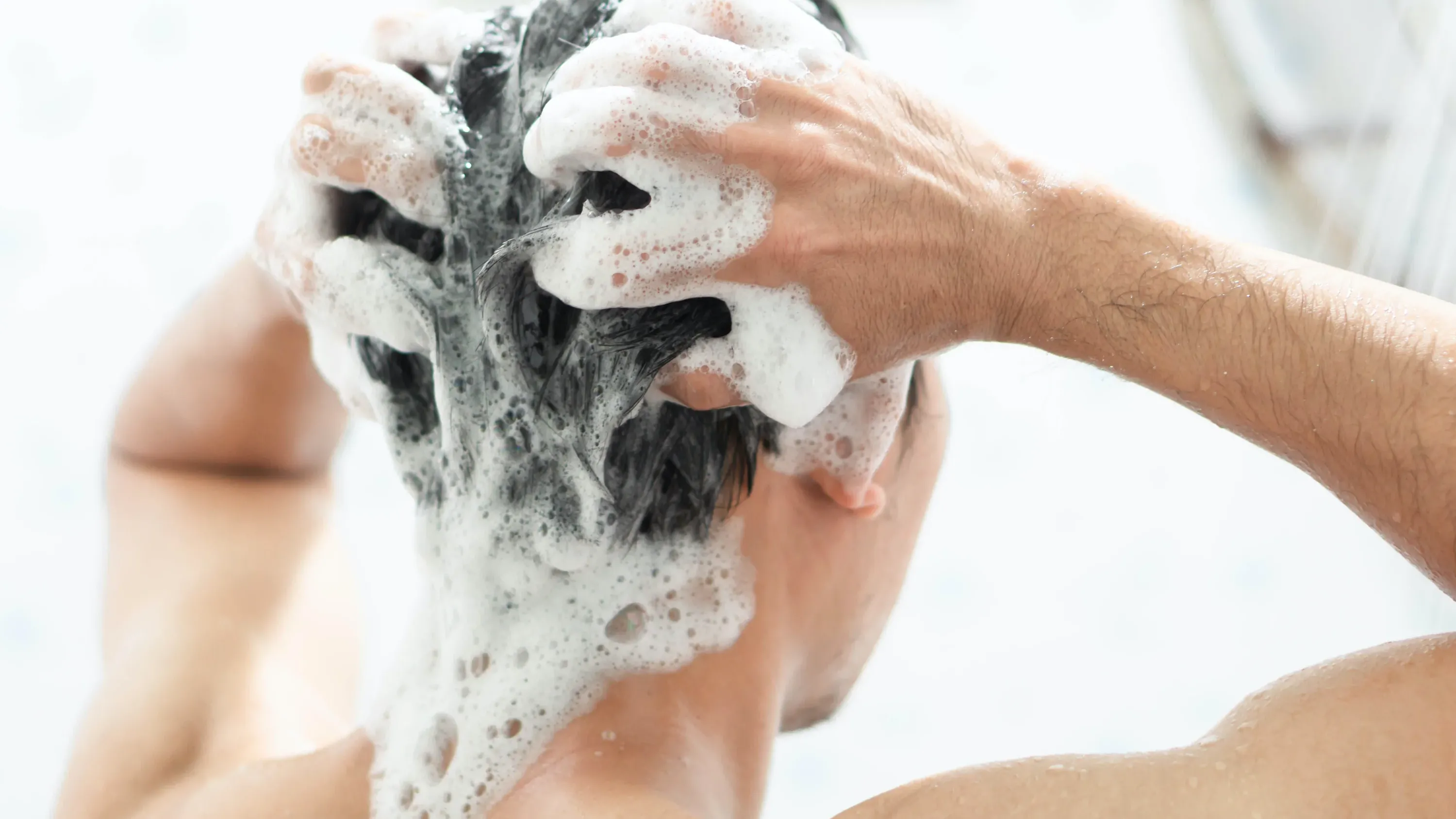 明明每天洗頭，卻總覺得怎麼洗都不乾淨？皮膚科柯博桓醫生指出，多數人並不是沒有洗乾淨，而是搞錯了洗頭的重點。