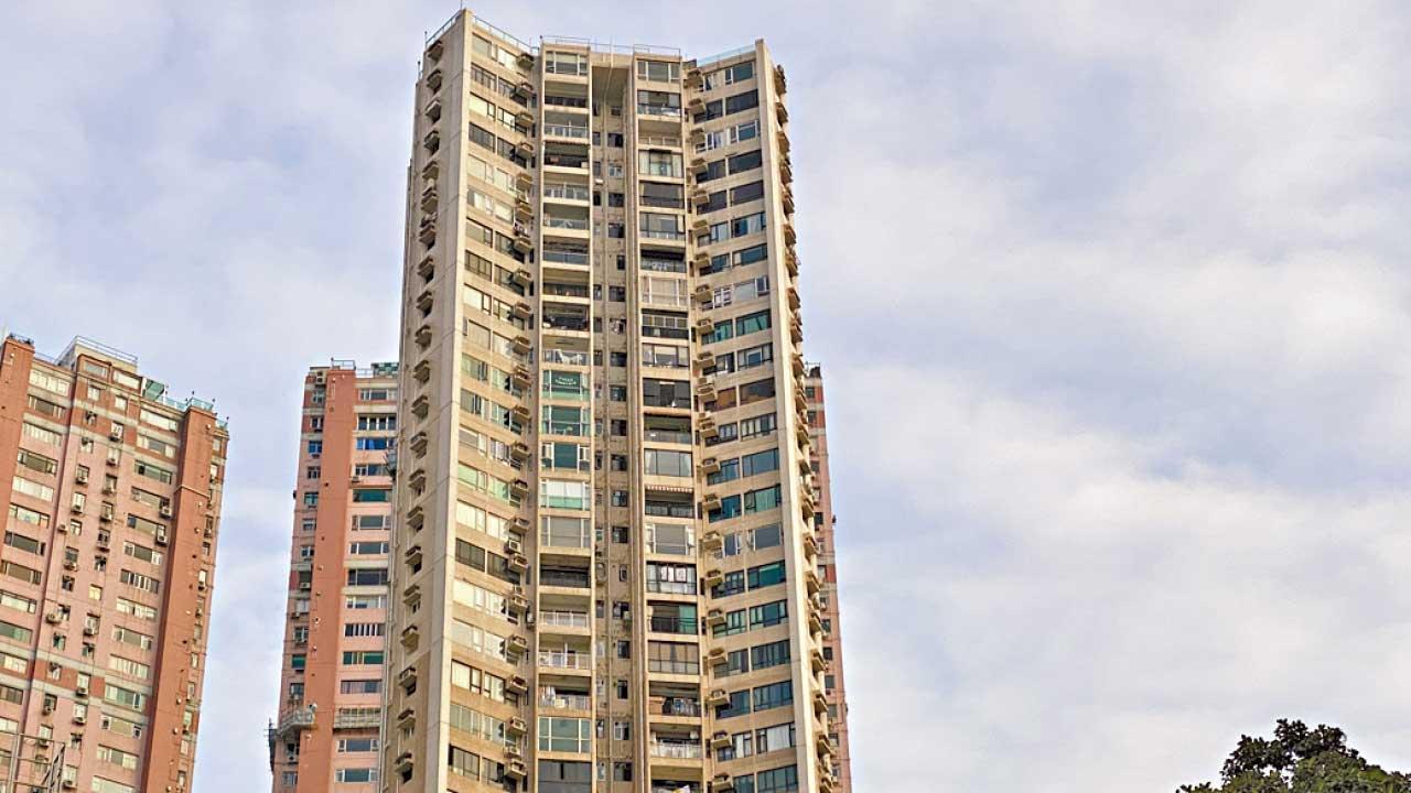 北角半山海景台套三房事故單位，享高層煙花海景，原業主持貨19年帳賺25萬元。