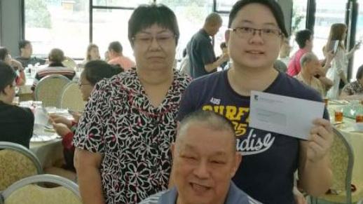 陳秋燕與養父母合照。(互聯網)