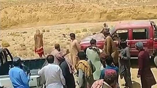 從影片可見，女子背對槍手，槍手準備向她開火。(互聯網)