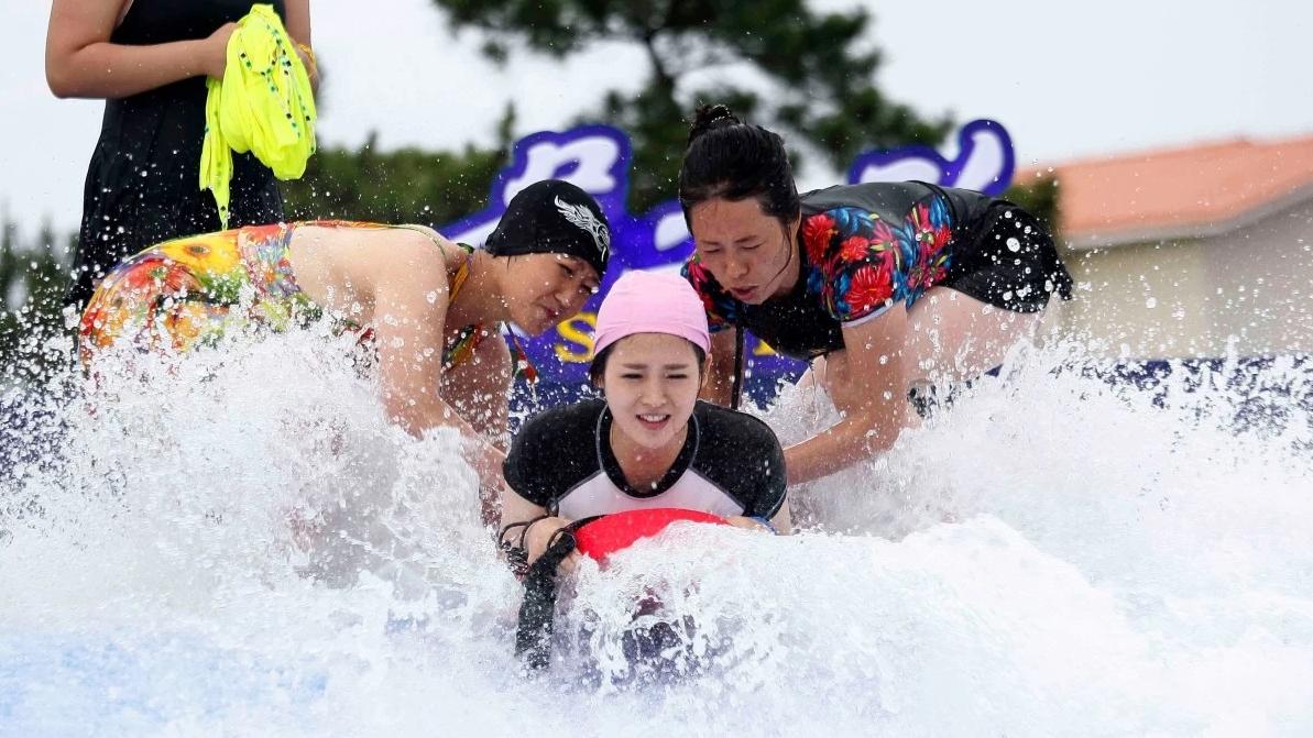 報道指，隨著暑假來臨，北韓隆胸手術數量增多，因為許多女性希望穿泳裝時，能展現美好身材。圖為本月初北韓江原道元山市民眾到水上樂園嬉水。(資料圖片)