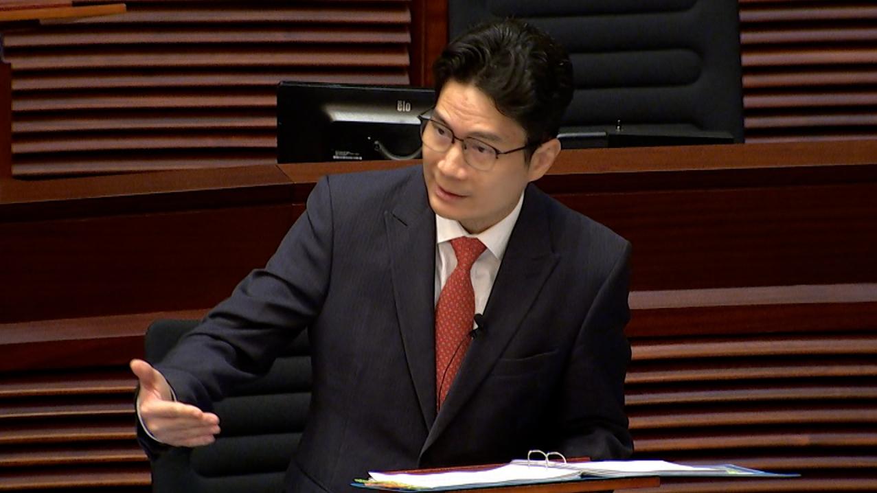 陳浩濂說，部分行業因訪港旅客及本地居民的消費模式改變、經濟模式轉變而面對較大挑戰。(香港電台)