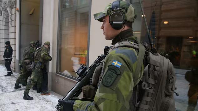 圖為瑞典士兵在首都斯德哥爾摩街頭進行訓練。(資料圖片)