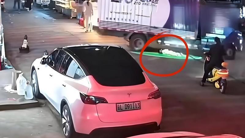 男童趴地玩耍遭速遞車輾斃。（圖／翻攝觀象視頻）