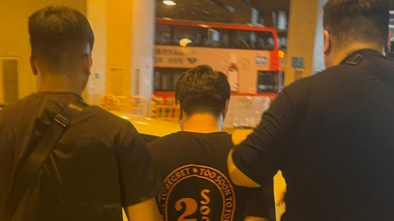 葵涌分區特遣隊人員經翻查大量閉路電視及深入調查後，成功鎖定一名涉案男子，並於今日（3日）中午展開拘捕行動，在秀茂坪寶達邨拘捕一名36歲姓鄭本地男子，涉嫌「刑事毁壞」。(警方提供)