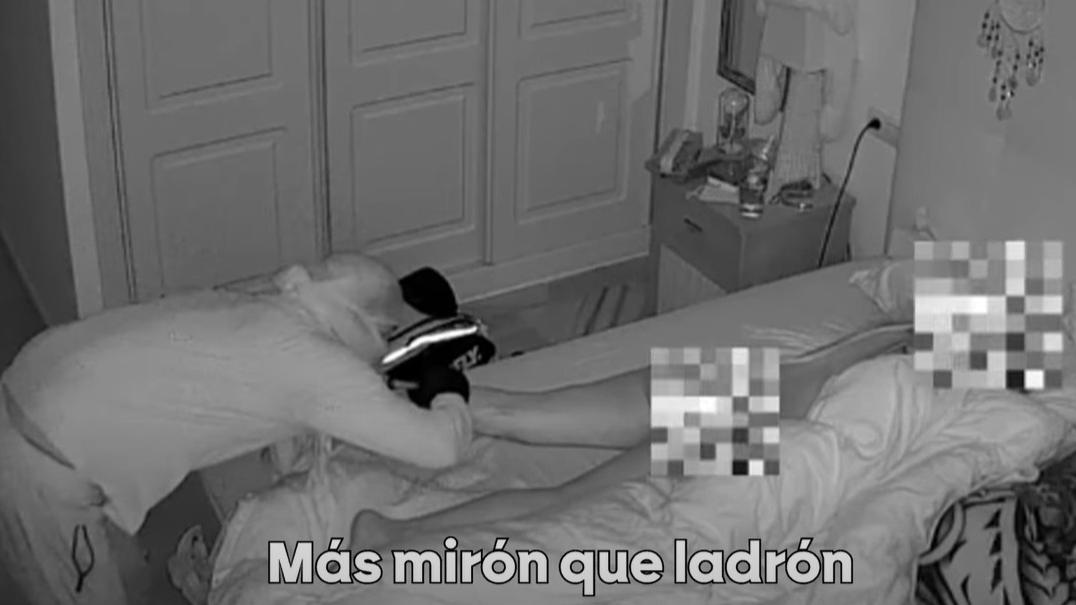 蒙面男彎低身，用手電筒照著裸睡女事主的私處來看清楚。(互聯網)