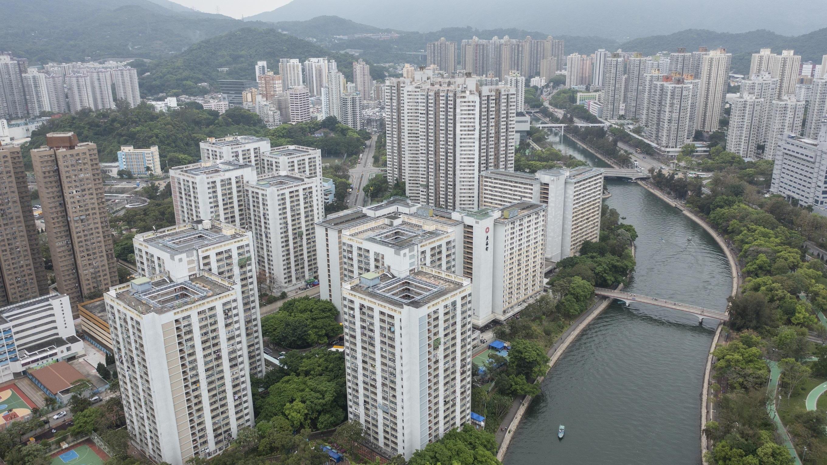 大埔廣福邨天降懷疑腐蝕液體