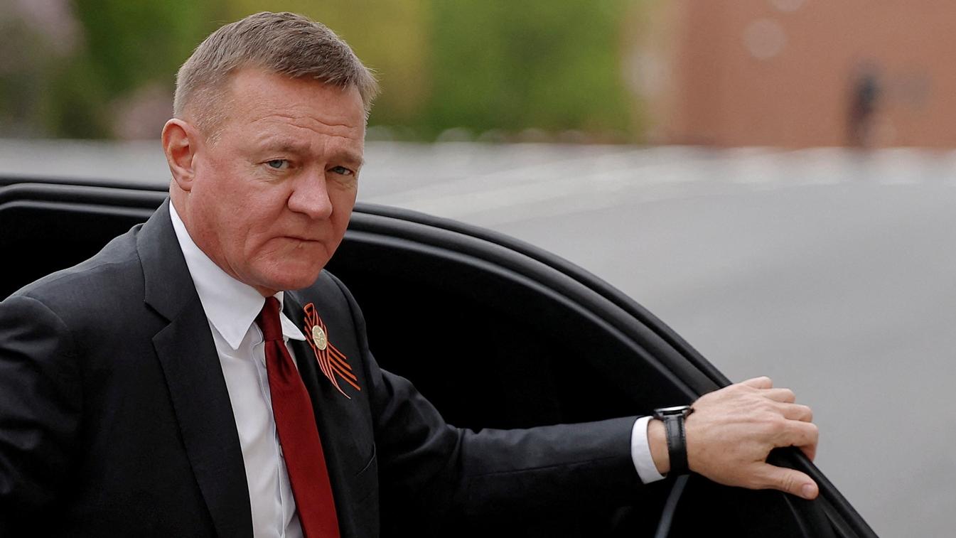 俄羅斯運輸部長史塔洛沃伊(Roman Starovoit)遭總統普京革職幾個小時後，被人發現倒斃在其Tesla旁，懷疑他吞槍自盡。(路透社)