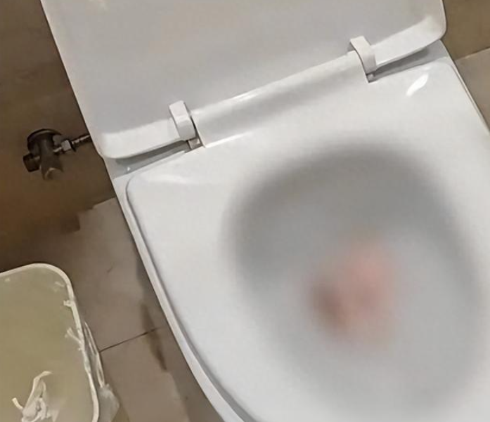 上海市一間酒店女住客在房內浴室拿取疊放好的浴巾時，竟掉出一個已拆封的情趣用品。情趣用品掉落至座廁之中。(網上圖片)