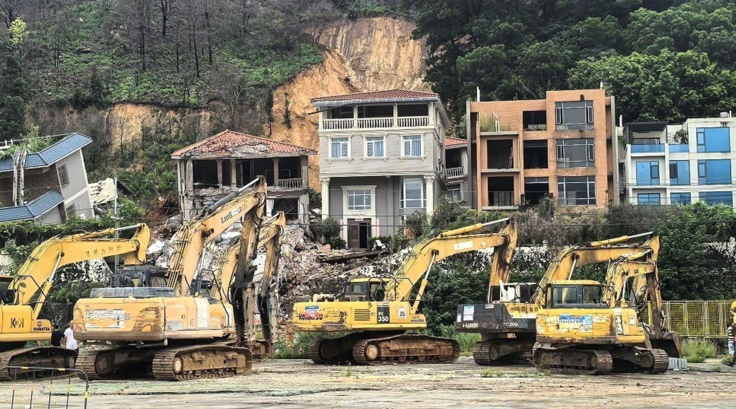 廣州市白雲區大源街頤雅苑附近發生山體滑坡，數棟房屋垮塌，當局通宵搜救(央視圖片)