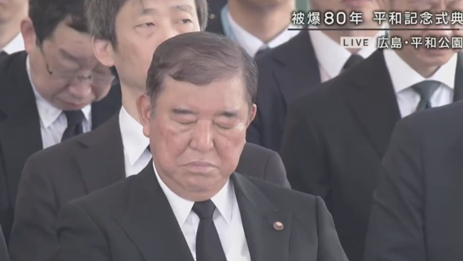 石破茂在原爆紀念日儀式中打瞌睡的畫面被熱傳。(影片截圖)