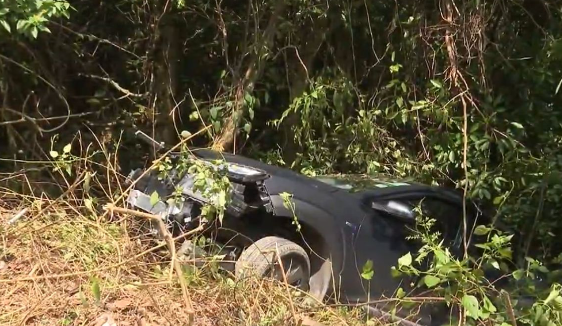 清水灣道一輛私家車懷疑閃避途人，失控衝落山坡。(無線新聞)