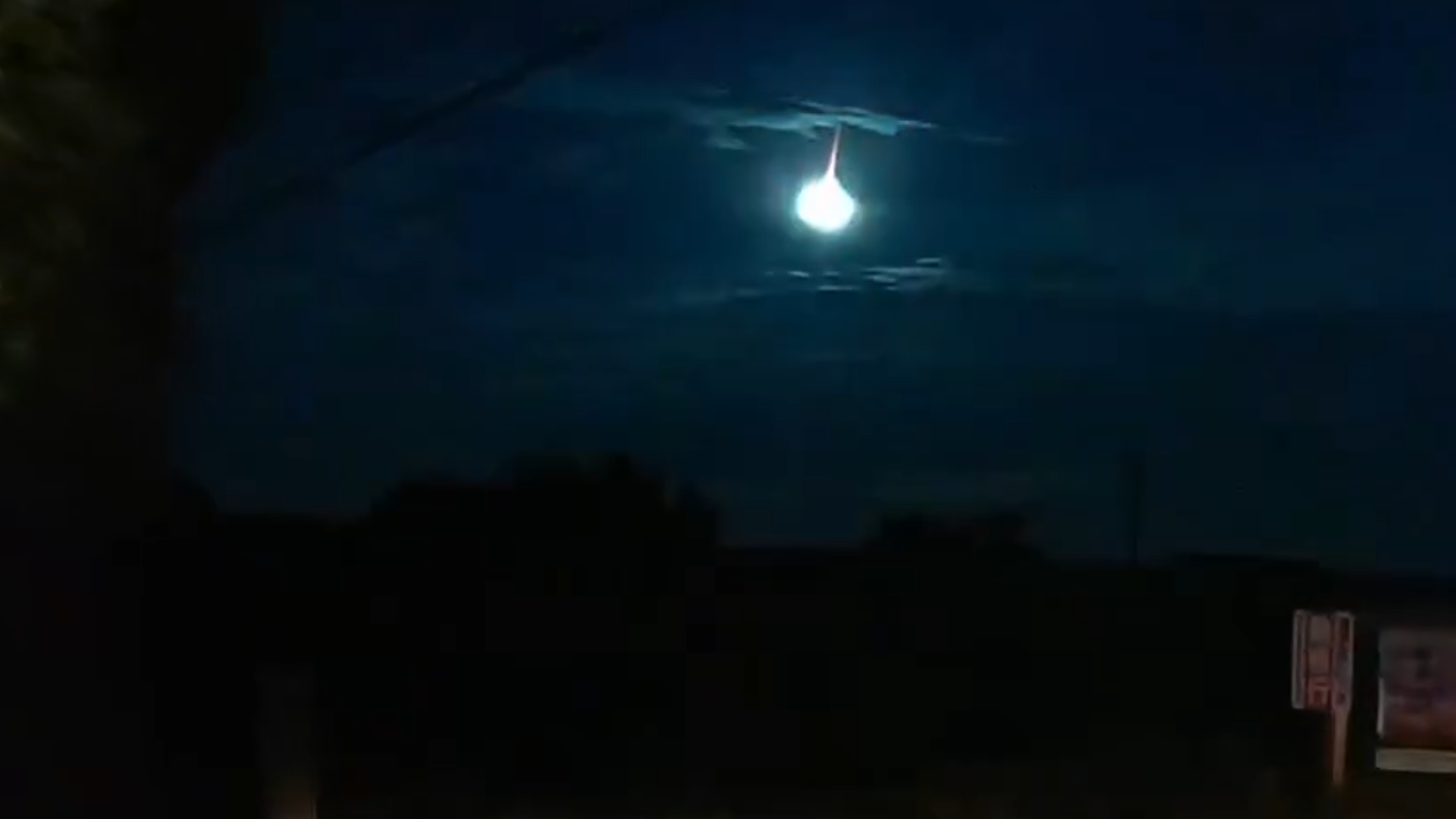 日本西部廣泛地區，上空出現火流星墜落。(影片截圖)