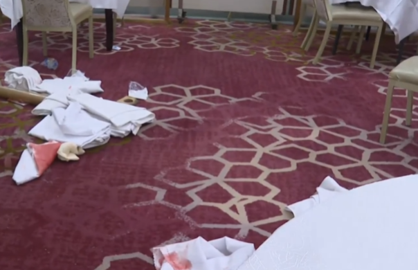 黃大仙豪苑商場一名男子被人持刀襲擊，肚部受刀傷送院，警方在附近拘捕涉嫌傷人女子。(有線新聞畫面)