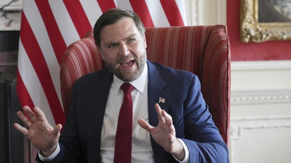 萬斯：特朗普考慮就中國購買俄油加徵更多關稅。(AP)