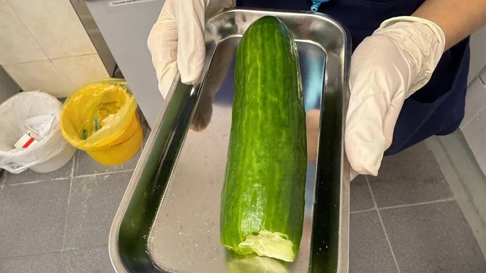 21歲女超巨青瓜卡肛門，醫護疑問「誰咬了一口」。(X)