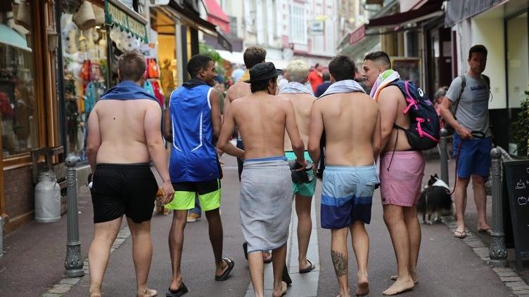法國小鎮禁穿泳衣或半裸遊客，沙灘以外行走最高可罰逾千元。(網上圖片)
